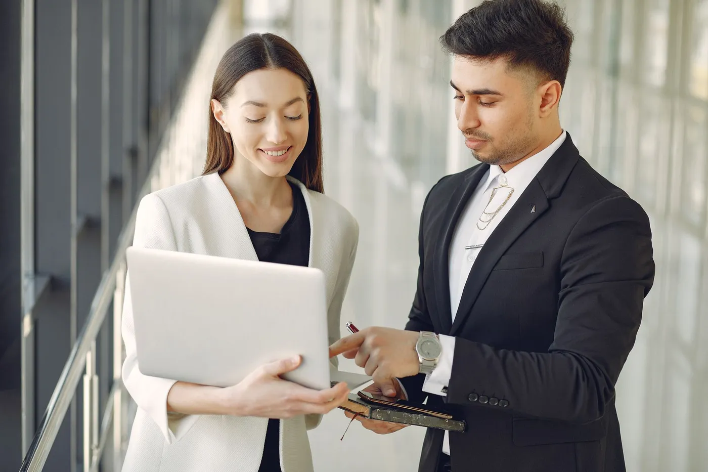 Deux professionnels consultant une tablette pendant un rendez-vous